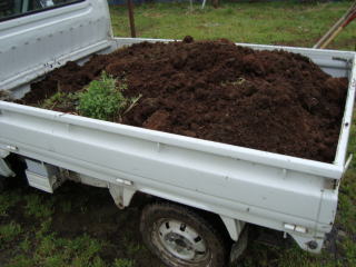 軽トラックと堆肥写真