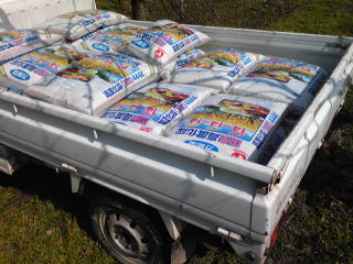 軽トラックと化学肥料の写真