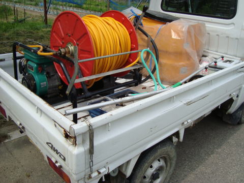 軽トラックと噴霧器の写真